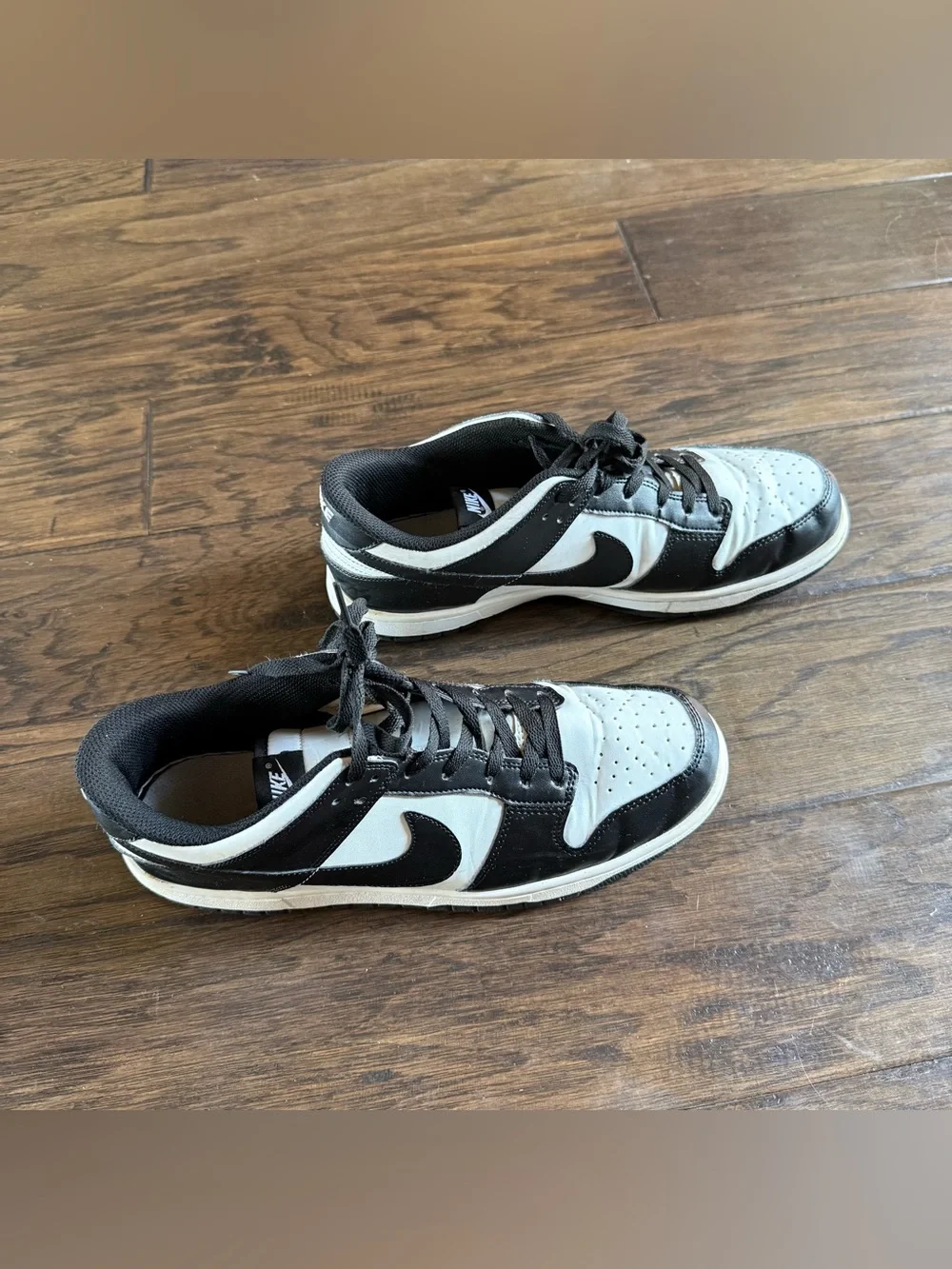 Nike men’s Black and White Low-Top Sneakers with Swoosh size 11